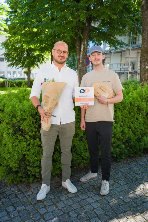 Multicom-teamet med pris og blomster