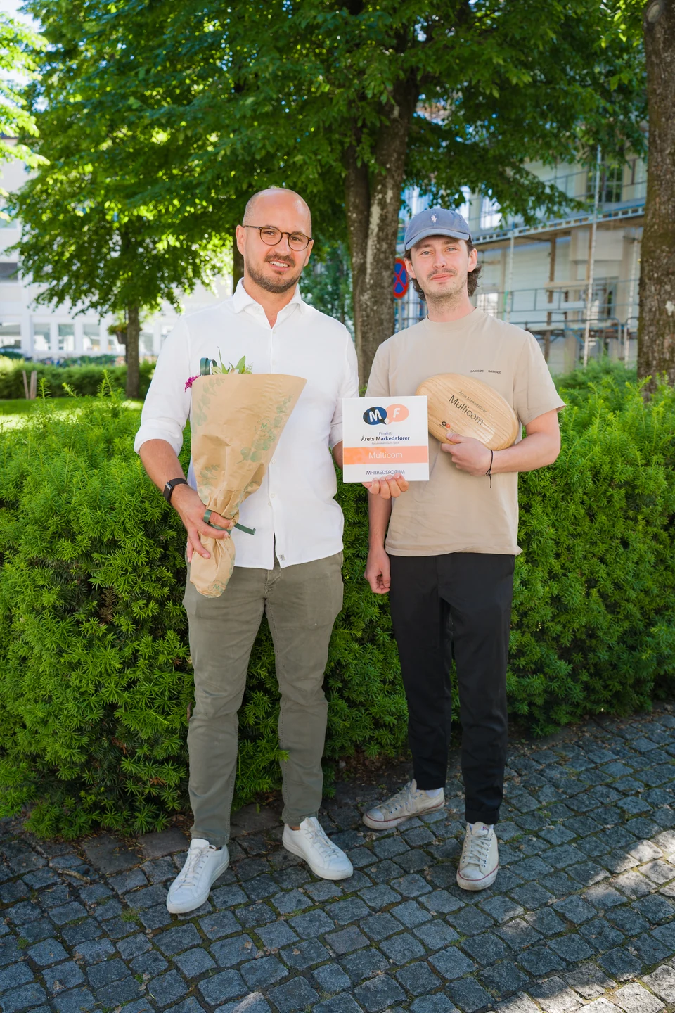 Torald og en kollega etter at Multicom vant Årets Markedsfører 2025