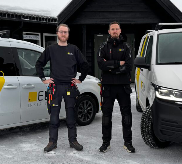 To ansatte fra Elva Installasjon foran firmabiler